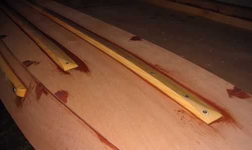 lifting strakes tapered at forward end